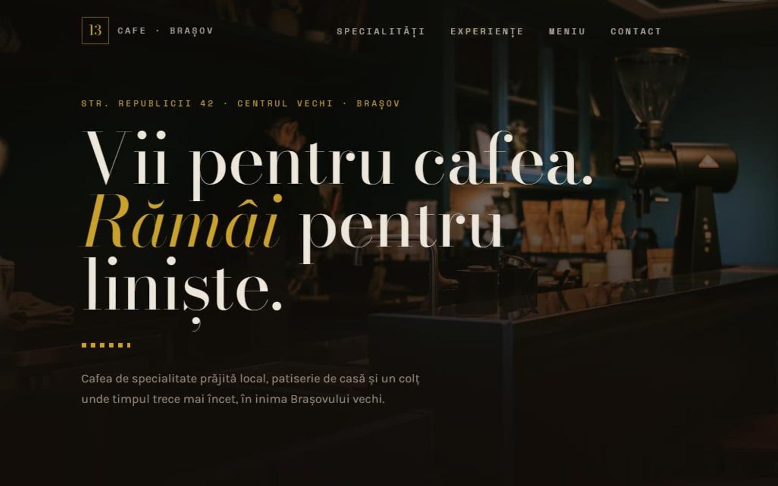 Prima secțiune a site-ului concept 13 Cafe: titlu pe fundal de cafenea și butoane către meniu și rezervare.